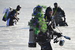 Дайверы во время погружения новогодней елки в&nbsp;бухте Щитовая