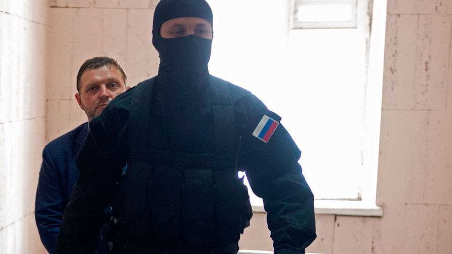 Губернатор Кировской области Никита Белых (слева) перед&nbsp;заседанием в&nbsp;Басманном суде Москвы