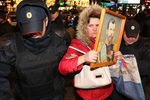 Сотрудники полиции задерживают участницу одиночного пикета во время премьеры фильма «Матильда» в Москве, 24 октября 2017 года
