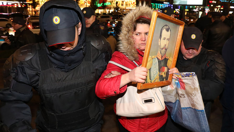 Сотрудники полиции задерживают участницу одиночного пикета во время премьеры фильма «Матильда» в Москве, 24 октября 2017 года