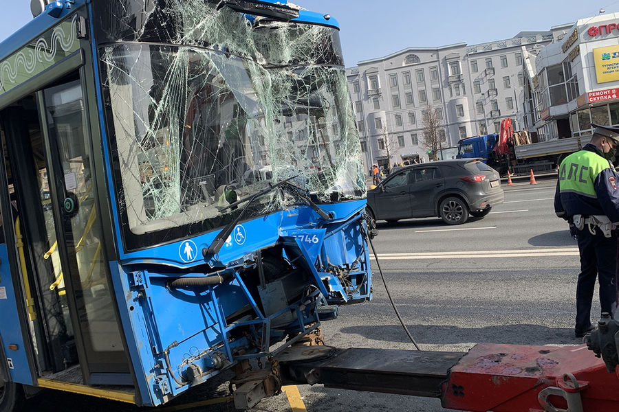 Последствия столкновения пассажирского автобуса с&nbsp;мачтой освещения на&nbsp;ул. Марксистская, 14&nbsp;апреля 2021&nbsp;года 