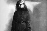 
В причастности к работе на Германию французы заподозрили Мату Хари в 1916 году. Тогда она предложила контрразведке свои услуги, и ее отправили с небольшим заданием в Мадрид. Там был перехвачен радиообмен немецкого агента в Мадриде с центром, где тот указал, что перевербованный французами агент H-21 прибыл в Испанию и получил от немецкой резидентуры указание вернуться в Париж. Этим агентом была Мата Хари.
<br><br>На фото: Мата Хари в день своего ареста, 13 февраля 1917 года

