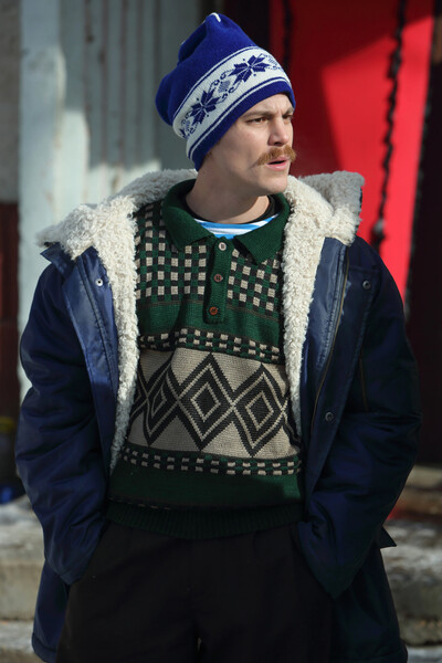 <b>“Слово пацана” (2023)</b>
<br><br>
Если кто-то не слышал об Иване Янковском до 2023 года, то все исправил сериал Жоры Крыжовникова “Слово пацана”, абсолютный хит того сезона, вернувший моду 80-х. Казанского бандита и ветерана Афганистана Адидаса в исполнении Янковского и полюбили, и возненавидели – и зумеры, и бабушки.