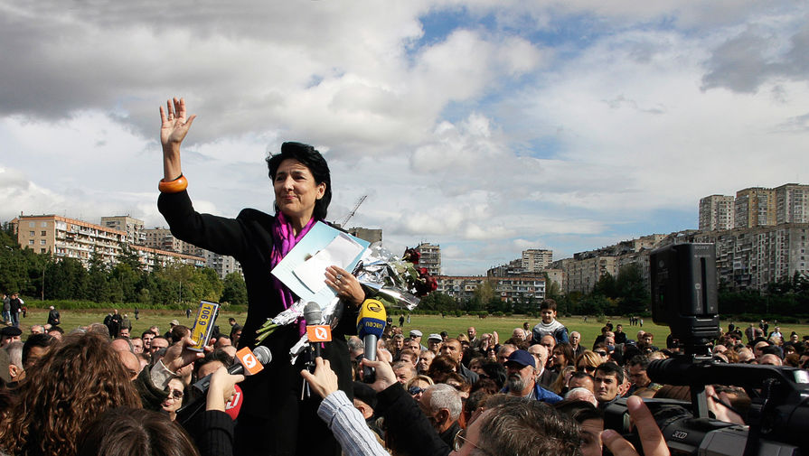 Саломе Зурабишвили выступает на митинге в её поддержку, 2005 год