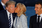 Президент США Дональд Трамп, первая леди Франции Брижит Макрон и президент Франции Эммануэль Макрон на саммите G7, 25 августа 2019 года 