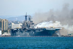 Во время пожара на борту Bonhomme Richard в Сан-Диего, США, 12 июля 2020 года