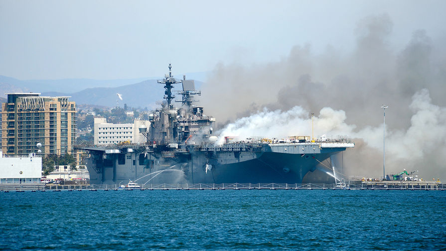 Во время пожара на&nbsp;борту Bonhomme Richard в&nbsp;Сан-Диего, США, 12 июля 2020 года