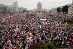Участники акции протеста против результатов выборов в Белоруссии на площади Независимости напротив Дома правительства в Минске, 23 августа 2020 года