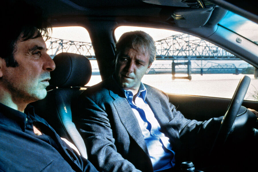 <b>&laquo;Свой человек&raquo; (1999)</b>
<br><br>
Фильм, основанный на&nbsp;реальных событиях, рассказывает историю сотрудника крупной табачной компании, доктора Джеффри Уайганда, решившего обнародовать данные о&nbsp;количестве смертей, вызванных курением. Ради роли Расселу Кроу пришлось набрать 23&nbsp;килограмма и побриться наголо, поскольку его собственные волосы оказались слишком густыми &ndash; и после нескольких неудачных стрижек гримеры настояли на&nbsp;парике. За&nbsp;работу в&nbsp;фильме &laquo;Свой человек&raquo; Кроу удостоился номинаций практически на&nbsp;все крупные кинопремии, включая &laquo;Оскар&raquo; и &laquo;Золотой глобус&raquo;.