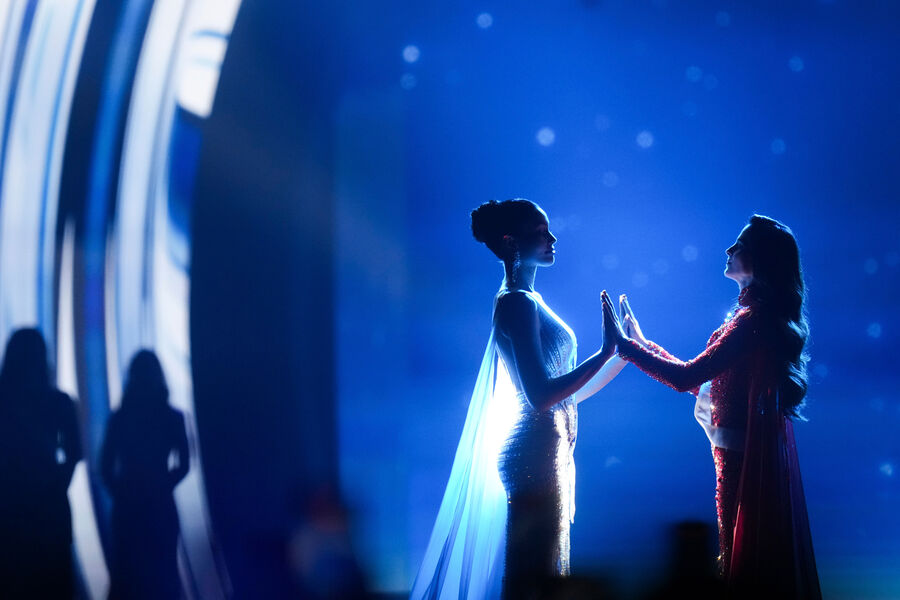 Фатима Бош из&nbsp;Мексики (справа) и Правинар Сингх из&nbsp;Таиланда держатся за&nbsp;руки во время оглашения победительницы конкурса красоты «Мисс Вселенная — 2025», 21&nbsp;ноября 2025&nbsp;года