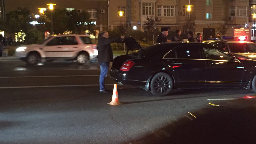 Mercedes-Benz S-класса во время демонтажа номеров после аварии на&nbsp;Новом Арбате в&nbsp;Москве, 25&nbsp;сентября 2017&nbsp;года