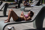 Девушка загорает на&nbsp;ВДНХ в&nbsp;Москве, 18&nbsp;мая 2021&nbsp;года