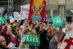 Марш под названием «Tax March» с требованием опубликовать налоговую декларацию президента США Дональда Трампа, Нью-Йорк, США, 14 апреля 2017 года