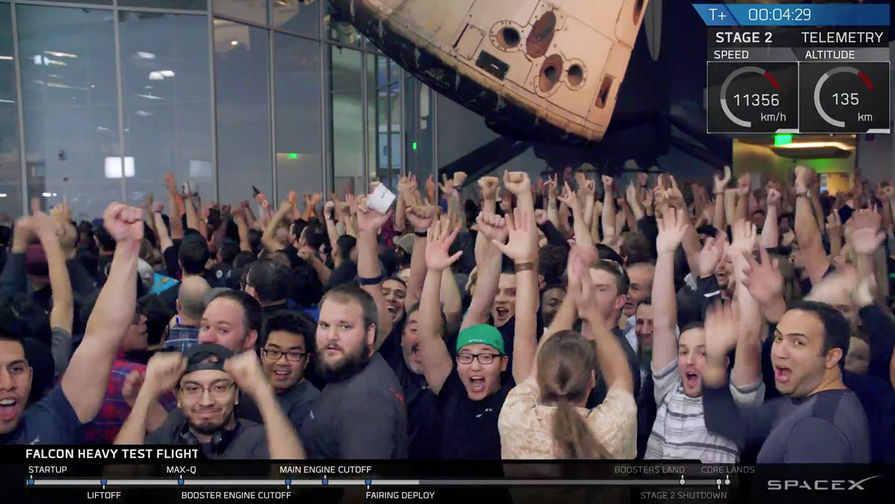 Во время запуска ракеты-носителя Falcon Heavy компании Илона Маска SpaceX с&nbsp;мыса Канаверал во Флориде, 6 февраля 2018 года