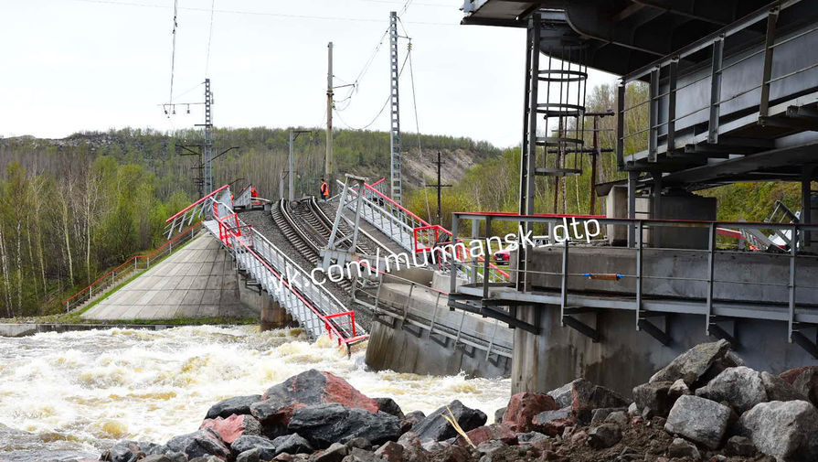 На&nbsp;месте обрушения железнодорожного моста через&nbsp;реку Кола в&nbsp;Мурманской области.