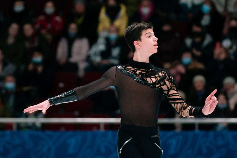 Петр Гуменник выступает с&nbsp;короткой программой на&nbsp;чемпионате России &mdash; 2022