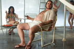 <b>Кадр из фильма «Афера по-американски» (2013)</b>
<br><br>
В 2014 году за роль мошенника Ирвинга Розенфельда в этой картине Бэйл был номинирован на «Оскар» и «Золотой глобус». Сюжет черной комедии был основан на реальных событиях — он рассказывает историю оперативного эксперимента ФБР в конце 70-х, который привел к отставке нескольких высокопоставленных чиновников в США.