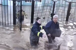 Сотрудники МЧС России эвакуируют местных жителей из зоны подтопления в Орске, 6 апреля 2024 года