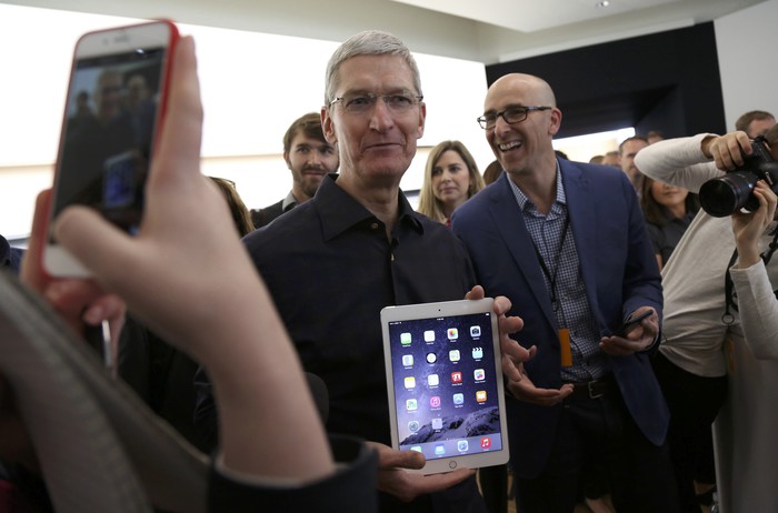 Тим Кук после презентации новых планшетов iPad Air 2&nbsp;и iPad mini 3