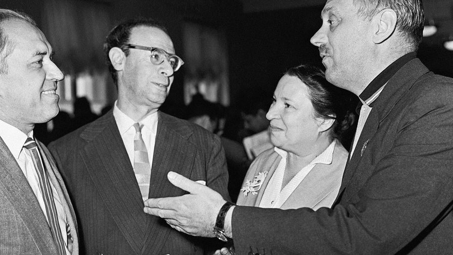 Делегаты 3-го съезда писателей СССР (слева направо): Владимир Беляев, Лев Кассиль, Агния Барто и Сергей Михалков