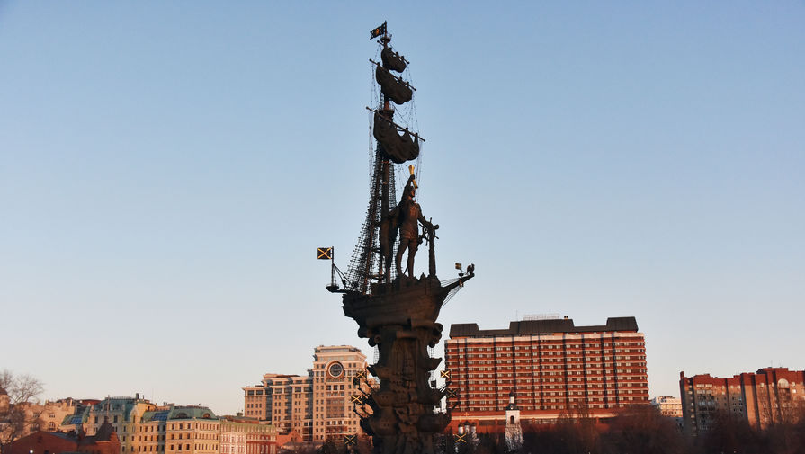 Петр Первый на&nbsp;Москве-реке. Скандал вокруг памятника Петру в&nbsp;исполнении Зураба Церетели хорошо известен. Как писали в&nbsp;российских СМИ на&nbsp;протяжении многих лет, Петр является переработанной версией памятника Колумбу, который скульптор пытался продать в&nbsp;ряд стран к&nbsp;500-летию открытия Америки. Позднее монумент входил в&nbsp;различные топы самых уродливых строений мира