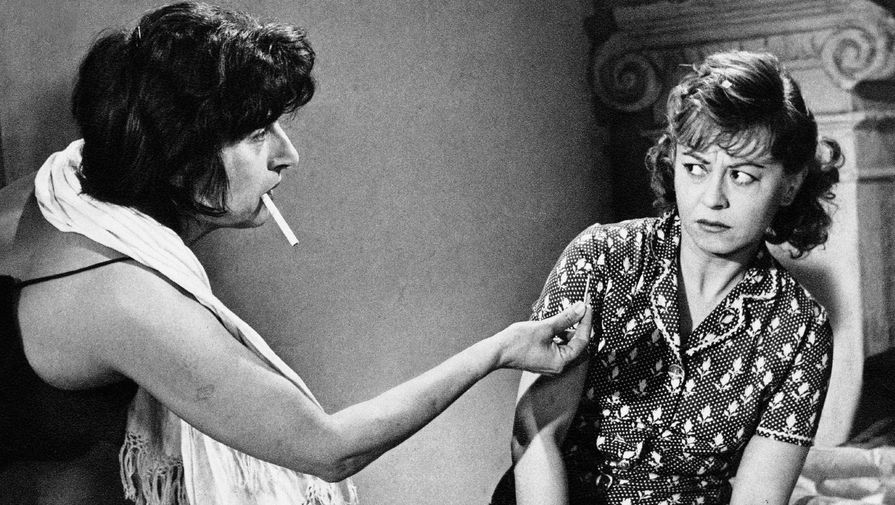 В&nbsp;1959 году Мазина сыграла в&nbsp;фильме Ренато Кастеллани &laquo;Ад посреди города&raquo;. Режиссер лично сочинил роль для&nbsp;актрисы &mdash; на&nbsp;экране она воплотила образ горничной Лины, которая попадает в&nbsp;тюрьму из-за махинаций своего возлюбленного