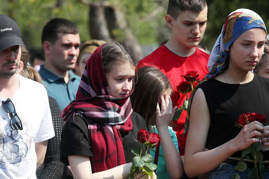 Похороны погибших при&nbsp;стрельбе в&nbsp;школе № 175&nbsp;на&nbsp;Самосыровском кладбище в&nbsp;Казани, 12&nbsp;мая 2021&nbsp;года