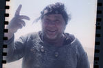 <b>«Кин-дза-дза» (1986, реж. Г. Данелия)</b>
<br><br>
Всего в кино Евгений Леонов сыграл более 70 ролей. Большинство картин с участием актера входят в золотой фонд отечественного кинематографа.
<br><br>
«Леонов часто шутил: я снимаю его потому, что он – мой талисман. Что же, может быть, Женя и был моим талисманом, но главное – он был камертоном. Он задавал тон стилистике: добрый, смешной и грустный. <…> И сейчас, когда я начинаю работу над фильмом, первая мысль: «Кого будет играть Леонов»? И через секунду вспоминаю – уже никого». (Георгий Данелия, «Безбилетный пассажир»)
