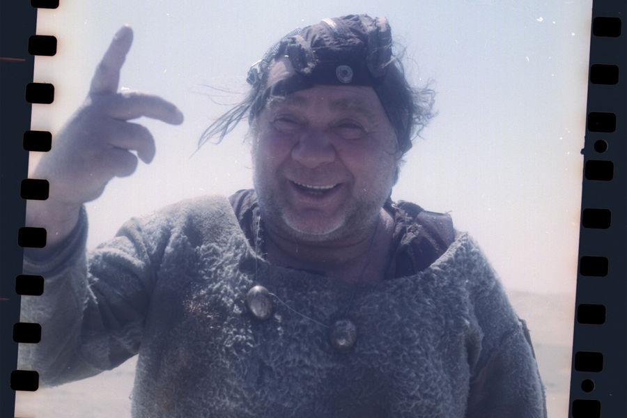 <b>&laquo;Кин-дза-дза&raquo; (1986, реж. Г. Данелия)</b>
<br><br>
Всего в&nbsp;кино Евгений Леонов сыграл более 70&nbsp;ролей. Большинство картин с&nbsp;участием актера входят в&nbsp;золотой фонд отечественного кинематографа.
<br><br>
«Леонов часто шутил: я снимаю его потому, что он &ndash; мой талисман. Что же, может быть, Женя и был моим талисманом, но главное &ndash; он был камертоном. Он задавал тон стилистике: добрый, смешной и грустный. <&hellip;> И сейчас, когда я начинаю работу над&nbsp;фильмом, первая мысль: «Кого будет играть Леонов»? И через&nbsp;секунду вспоминаю &ndash; уже никого». (Георгий Данелия, «Безбилетный пассажир»)
