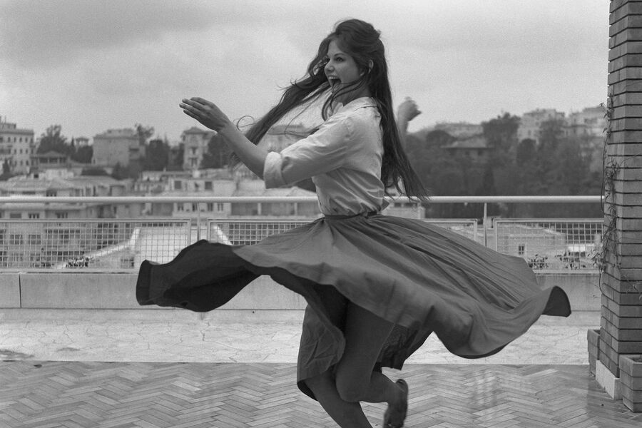 Итальянская актриса Клаудия Кардинале в&nbsp;рубашке и широкой юбке танцует босиком на&nbsp;террасе на&nbsp;крыше в&nbsp;Риме, 1959&nbsp;год