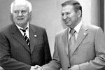 453188 20.07.2002 Президент Грузии Эдуард Шеварднадзе и президент Украины Леонид Кучма во время саммита ГУУАМ в Ялте, 2002 год