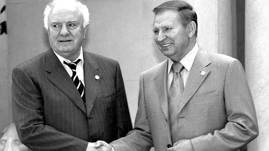453188 20.07.2002 Президент Грузии Эдуард Шеварднадзе и президент Украины Леонид Кучма во время саммита ГУУАМ в Ялте, 2002 год