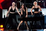 Певица Кристина Гримми выступает на фестивале iHeartRadio, 2015 год