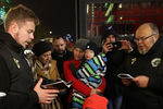 Участники акции протеста перед началом премьеры фильма «Матильда» в Москве, 24 октября 2017 года