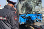 Последствия столкновения пассажирского автобуса с мачтой освещения на ул. Марксистская, 14 апреля 2021 года 