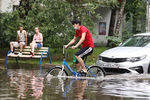 Люди на&nbsp;улице Свободы после дождя, 28&nbsp;июня 2021&nbsp;года
