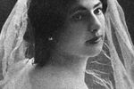 В 18 лет Маргарита вышла замуж за 39-летнего капитана Рудольфа МакЛеода и уехала с ним жить в Индонезию — в то время она была колонией Нидерландов. Брак был несчастливым — муж сильно пил, избивал юную жену, содержал любовниц.
<br><br>На фото: Маргарита Гертруда Зелле предположительно в 1895 году