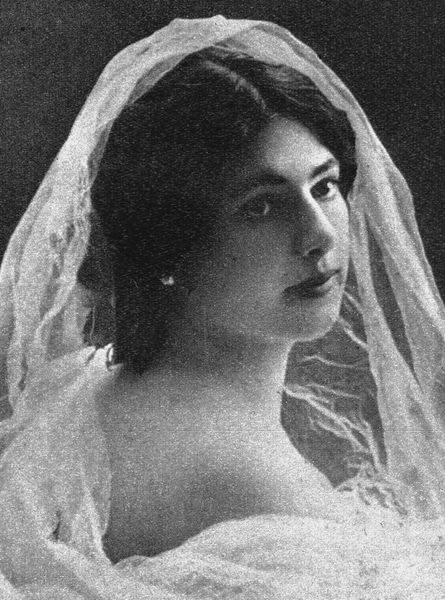 В&nbsp;18 лет Маргарита вышла замуж за&nbsp;39-летнего капитана Рудольфа МакЛеода и уехала с&nbsp;ним жить в&nbsp;Индонезию &mdash; в&nbsp;то время она была колонией Нидерландов. Брак был несчастливым &mdash; муж сильно пил, избивал юную жену, содержал любовниц.
<br><br>На фото: Маргарита Гертруда Зелле предположительно в&nbsp;1895 году