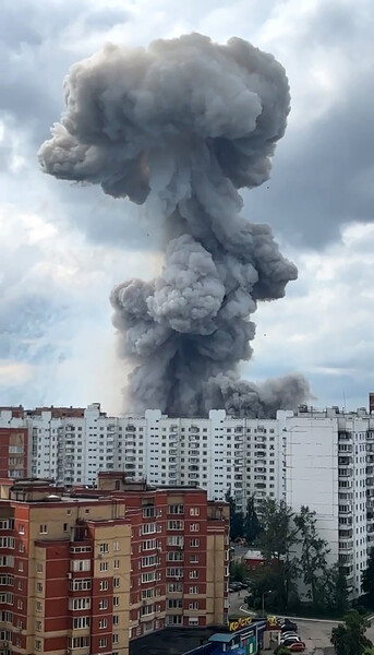 Дым от взрыва на&nbsp;территории Загорского оптико-механического завода в&nbsp;Сергиевом Посаде, 9&nbsp;августа 2023&nbsp;года