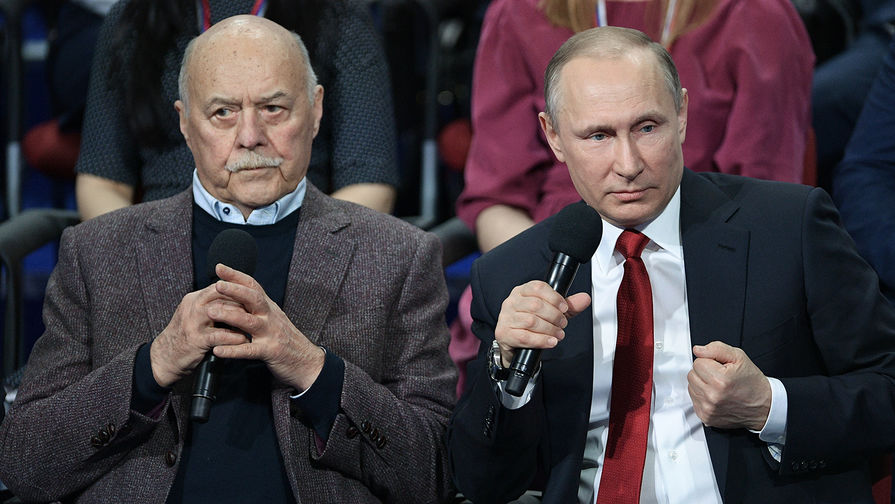 Председатель комитета Госдумы по&nbsp;культуре Станислав Говорухин и президент России Владимир Путин на&nbsp;медиафоруме &laquo;Правда и справедливость&raquo;, 2017 год