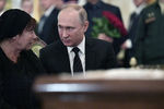 Президент РФ Владимир Путин и вдова С. Говорухина Галина на церемонии прощания с актером, кинорежиссером, сценаристом, продюсером, публицистом, политическим и общественным деятелем, депутатом Государственной Думы РФ, председателем комитета Госдумы по культуре Станиславом Говорухиным в Преображенской церкви храма Христа Спасителя, 16 июня 2018 года