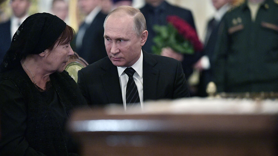 Президент РФ Владимир Путин и вдова С. Говорухина Галина на&nbsp;церемонии прощания с&nbsp;актером, кинорежиссером, сценаристом, продюсером, публицистом, политическим и общественным деятелем, депутатом Государственной Думы РФ, председателем комитета Госдумы по&nbsp;культуре Станиславом Говорухиным в&nbsp;Преображенской церкви храма Христа Спасителя, 16 июня 2018 года