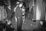 Владислав Листьев за кулисами Московского цирка на Цветном бульваре во время съемок сотой телепередачи «Поле Чудес», 1992 год