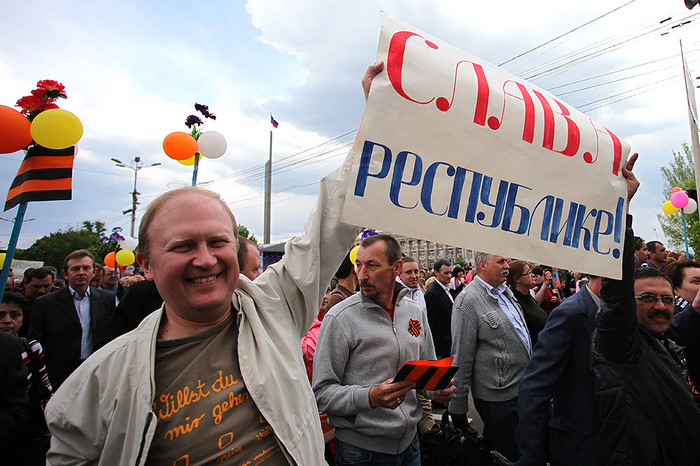 Участники праздничного шествия, приуроченного к&nbsp;годовщине референдума о&nbsp;самоопределении ДНР и ЛНР