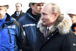 Владимир Путин во время осмотра готового участка автодорожной части Крымского моста через Керченский пролив, 14 марта 2018 года
