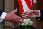 Президент США Дональд Трамп и президент России Владимир Путин во время встречи в Хельсинки, 16 июля 2018 года