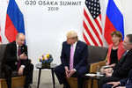 Президент России Владимир Путин и президент США Дональд Трамп во время встречи на полях саммита G20 в Осаке, 28 июня 2019 года
