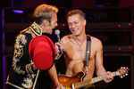 Вокалист группы Van Halen Дэвид Ли Рот и гитарист Эдди Ван Хален во время выступления в Шарлотте, 2007 год