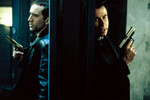 <b>«Без лица» (1997)</b>
<br><br>
Великий фильм Джона Ву с крышесносным сюжетом, в котором агент ФБР Шон Арчер теряет сына по вине преступника Кастора Троя, после чего ловит его, а затем узнает, что тот затеял крупный теракт, – и решается на пересадку лица находящегося в коме бандита с целью выведать информацию у сидящих в тюрьме пособников. Ситуация становится совсем уж сумасшедшей, когда преступник приходит в себя, убивает причастных к операции – и фактически становится для всех агентом ФБР. Главные роли в ленте исполнили Траволта и Николас Кейдж: в силу сценария оба сыграли и Арчера, и Троя.