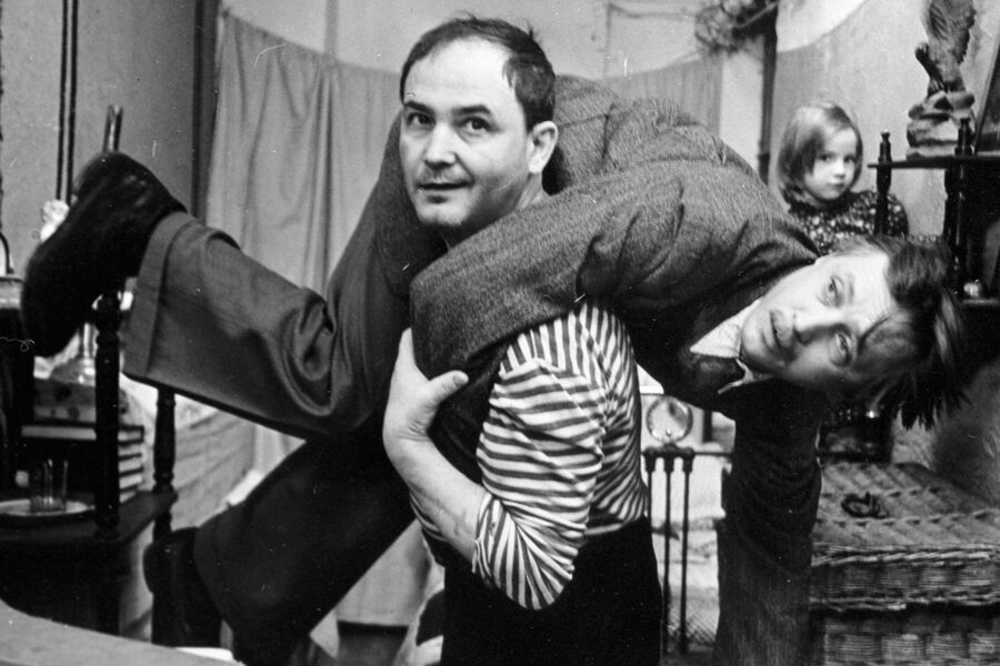 Актеры Николай Бурляев (справа) в&nbsp;роли Саши Нетужилина и Всеволод Шиловский (слева) в&nbsp;роли Гриши в&nbsp;фильме &laquo;Военно-полевой роман&raquo;, 1984&nbsp;год 